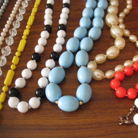 Lot of 14 Vintage Plastic Necklaces - Picture 5 of 11